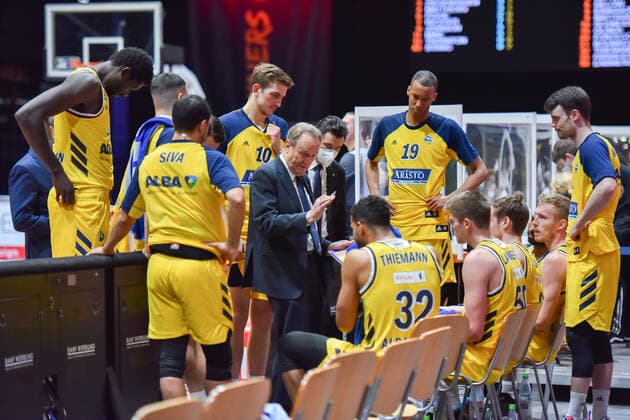 Chemnitz, Deutschland 09. Mai 2021: 1. BBL - 2020 2021 - Niners Chemnitz vs. Alba Berlin Auszeit von Alba Berlin mit Trainer Aito Garcia Reneses (Berlin) Messe Chemnitz Sachsen Copyright: xFotostandx xDostmannx