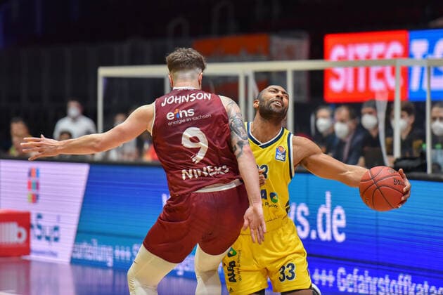Chemnitz, Deutschland 09. Mai 2021: 1. BBL - 2020 2021 - Niners Chemnitz vs. Alba Berlin v. li. im Zweikampf Dominique Johnson (Chemnitz) und Jayson Granger (Berlin) Messe Chemnitz Sachsen Copyright: xFotostandx xDostmannx