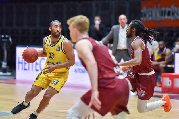 Chemnitz, Deutschland 09. Mai 2021: 1. BBL - 2020 2021 - Niners Chemnitz vs. Alba Berlin v. li. im Zweikampf Jayson Granger (Berlin), Luis Figge (Chemnitz) und Marcus Thornton (Chemnitz) Messe Chemnitz Sachsen Copyright: xFotostandx xDostmannx