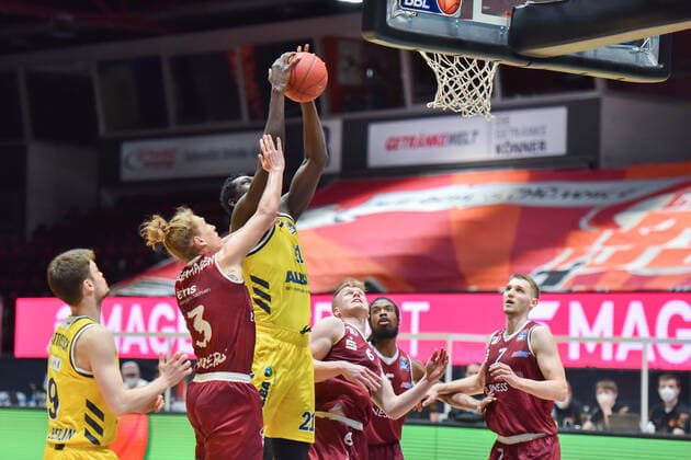 Chemnitz, Deutschland 09. Mai 2021: 1. BBL - 2020 2021 - Niners Chemnitz vs. Alba Berlin v. li. im Zweikampf Malte Ziegenhagen (Chemnitz) und Christ Koumadje (Berlin) Messe Chemnitz Sachsen Copyright: xFotostandx xDostmannx