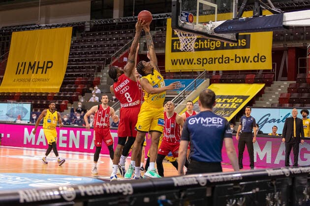 Jalen Reynolds (Fc Bayern München, 8) Tremmell Darden (MHP Riesen Ludwigsburg, 21) MHP Riesen Ludwigsburg vs. FC Bayern München, Basketball, Bundesliga, easy credit BBL, Spieltag 34, Spielzeit 2020 2021, 09.05.2021 Kirchheim Knights - MLP Academics Heidelberg , Basketball, 2. Bundesliga, Barmer 2 Basketball, Playoffs, 3. Spieltag Gruppenphase , Spielzeit 2020 2021, 23.04.2021 Ludwigsburg Copyright: xNinaxSander xEibnerxPressefotoxIx EP_NSR