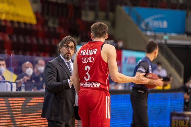 Andrea Trinchieri (Fc Bayern München, Head Coach) David Krämer (Fc Bayern München, 3) MHP Riesen Ludwigsburg vs. FC Bayern München, Basketball, Bundesliga, easy credit BBL, Spieltag 34, Spielzeit 2020 2021, 09.05.2021 Kirchheim Knights - MLP Academics Heidelberg , Basketball, 2. Bundesliga, Barmer 2 Basketball, Playoffs, 3. Spieltag Gruppenphase , Spielzeit 2020 2021, 23.04.2021 Ludwigsburg Copyright: xNinaxSander xEibnerxPressefotoxIx EP_NSR