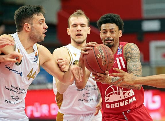 09.05.2021, xovx, Basketball BBL, JobStairs Gießen 46ers - Basketball Löwen Braunschweig v.l. Benedikt Turudic (Basketball Löwen Braunschweig), Arnas Velicka (Basketball Löwen Braunschweig), Diante Garrett (Gießen 46ers) Gießen Sporthalle Gießen-Ost Hessen Deutschland (DE)