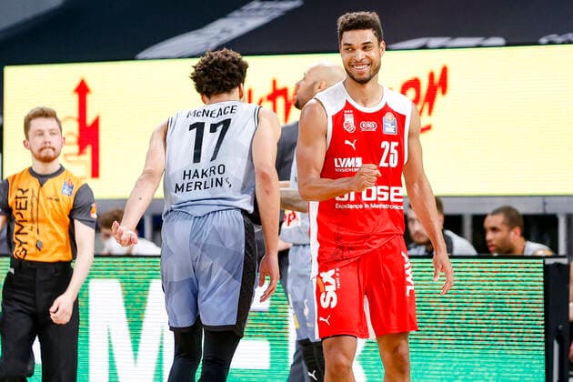 rechts Kenneth Ogbe (Brose Bamberg, 25) links 17 Jamuni McNease (HAKRO Merlins Crailsheim)) Brose Bamberg - HAKRO Merlins Crailsheim - easyCredit-BBL - Basketball Bundesliga - Basketball Saison 2020 21 - 34. Spieltag, 09.05.2021 Bamberg, Brose Arena Copyright: DanielxLöb