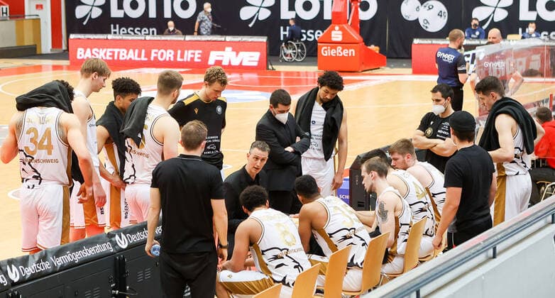 Timeout Braunschweig mit Trainer Pete Strobl, JobStairs GIESSEN 46ers vs Loewen Braunschweig, Basketball, Basketball Bundesliga, 34. Spieltag, 09.05.2021, JobStairs GIESSEN 46ers vs Loewen Braunschweig, Basketball, Basketball Bundesliga, 34. Spieltag, 09.05.2021, Foto: EIBNER Joerg Niebergall Giessen Copyright: xJoergxNiebergall Eibner-Pressefox EP_JNL