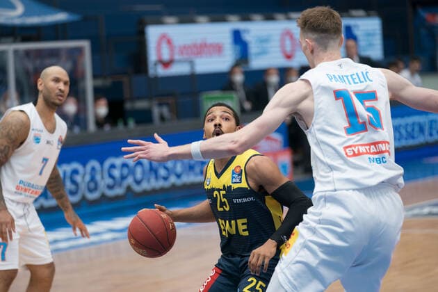 Syntainics MBC - EWE Baskets Oldenburg, Basketball, Bundesliga, Maenner, 2020 2021, 34. Spieltag, 09.05.2021, v.l.: Sergio Kerusch (MBC, 7), Phil Pressey (Oldenburg, 25), Philipp Hartwich (MBC, 12). Syntainics MBC - EWE Baskets Oldenburg, Basketball, Bundesliga, Maenner, 2020 2021, 34. Spieltag, 09.05.2021, Weissenfels