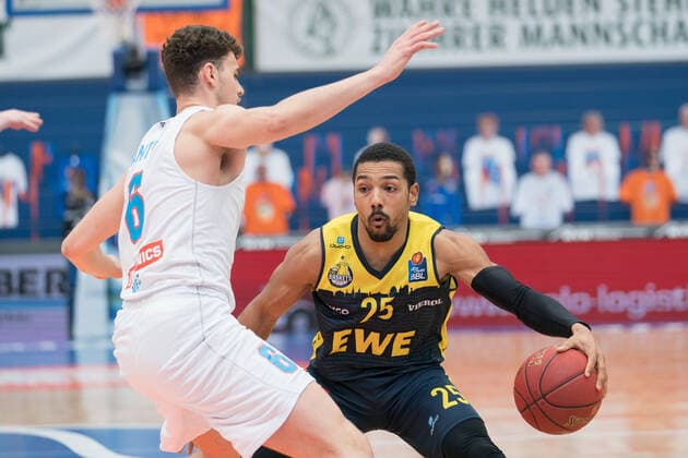 Syntainics MBC - EWE Baskets Oldenburg, Basketball, Bundesliga, Maenner, 2020 2021, 34. Spieltag, 09.05.2021, v.l.: Marko Krstanovic (MBC, 6), Phil Pressey (Oldenburg, 25). Syntainics MBC - EWE Baskets Oldenburg, Basketball, Bundesliga, Maenner, 2020 2021, 34. Spieltag, 09.05.2021, Weissenfels