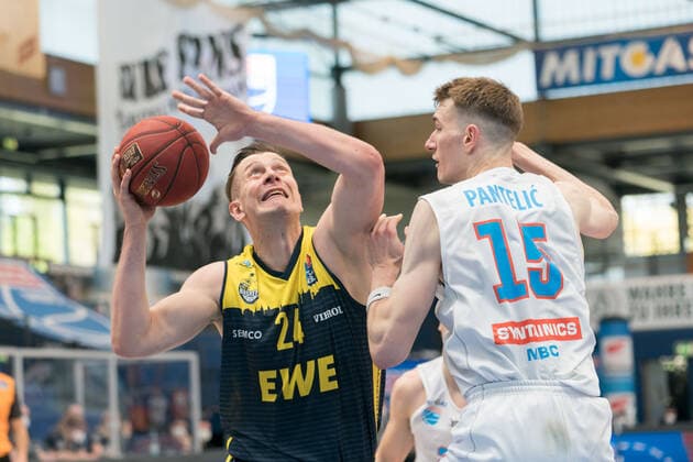 Syntainics MBC - EWE Baskets Oldenburg, Basketball, Bundesliga, Maenner, 2020 2021, 34. Spieltag, 09.05.2021, v.l.: Rasid Mahalbasic (Oldenburg, 24), Philipp Hartwich (MBC, 12). Syntainics MBC - EWE Baskets Oldenburg, Basketball, Bundesliga, Maenner, 2020 2021, 34. Spieltag, 09.05.2021, Weissenfels