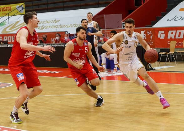 Lukas Wank (Loewen Braunschweig 0) und Tim Koepple (Giessen 5), JobStairs GIESSEN 46ers vs Loewen Braunschweig, Basketball, Basketball Bundesliga, 34. Spieltag, 09.05.2021, JobStairs GIESSEN 46ers vs Loewen Braunschweig, Basketball, Basketball Bundesliga, 34. Spieltag, 09.05.2021, Foto: EIBNER Joerg Niebergall Giessen Copyright: xJoergxNiebergall Eibner-Pressefox EP_JNL