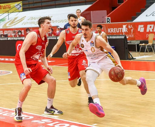 Lukas Wank (Loewen Braunschweig 0) und Tim Koepple (Giessen 5), und Alen Pjanic (Giessen 8), JobStairs GIESSEN 46ers vs Loewen Braunschweig, Basketball, Basketball Bundesliga, 34. Spieltag, 09.05.2021, JobStairs GIESSEN 46ers vs Loewen Braunschweig, Basketball, Basketball Bundesliga, 34. Spieltag, 09.05.2021, Foto: EIBNER Joerg Niebergall Giessen Copyright: xJoergxNiebergall Eibner-Pressefox EP_JNL
