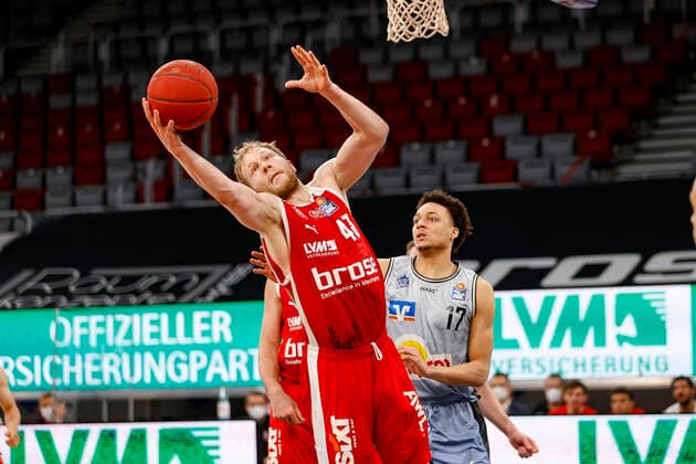 links Christian Sengfelder (Brose Bamberg, 43) rechts 17 Jamuni McNease (HAKRO Merlins Crailsheim) Brose Bamberg - HAKRO Merlins Crailsheim - easyCredit-BBL - Basketball Bundesliga - Basketball Saison 2020 21 - 34. Spieltag, 09.05.2021 Bamberg, Brose Arena Copyright: DanielxLöb