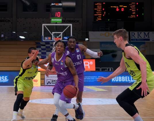 GSD zje123 Saison 2020 21 Easy credit Basketball Bundesliga BG Göttingen - medi bayreuth Göttingens Deishuan Booker (am Ball) gegen Bayreuths Philip Jalalpoor (links) und Andreas Seiferth