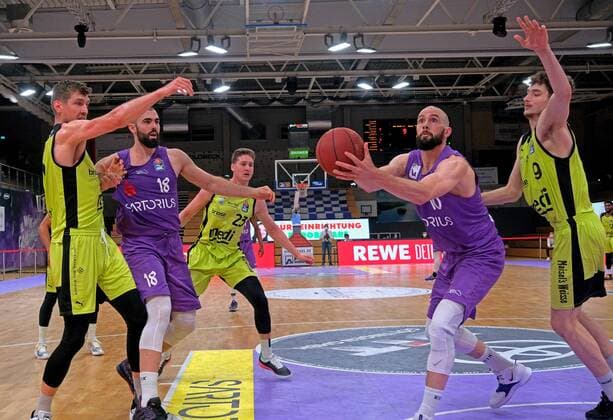 GSD zje123 Saison 2020 21 Easy credit Basketball Bundesliga BG Göttingen - medi bayreuth Göttingens Dennis Kramer (am Ball) gegen Bayreuths Kay Bruhnke