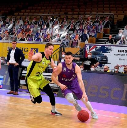 GSD zje123 Saison 2020 21 Easy credit Basketball Bundesliga BG Göttingen - medi bayreuth Göttingens Rihards Lomazs (am Ball) gegen Bayreuths David Walker