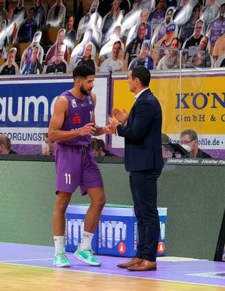 GSD zje123 Saison 2020 21 Easy credit Basketball Bundesliga BG Göttingen - medi bayreuth Göttingens Trainer Roel Moors mit Göttingens Marvin Omuvwie