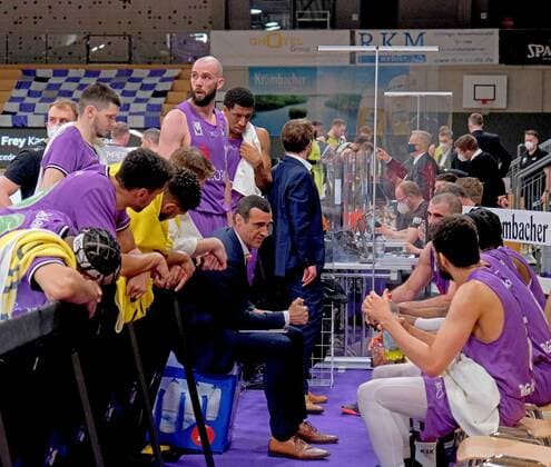 GSD zje123 Saison 2020 21 Easy credit Basketball Bundesliga BG Göttingen - medi bayreuth Göttingens Trainer Roel Moors in der Auszeit