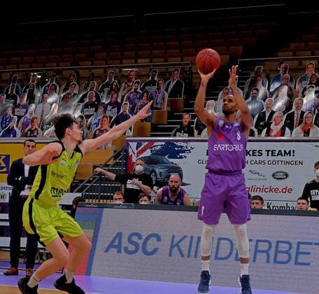 GSD zje123 Saison 2020 21 Easy credit Basketball Bundesliga BG Göttingen - medi bayreuth Göttingens Akeem Vargas (am Ball) gegen Bayreuths Kay Bruhnke