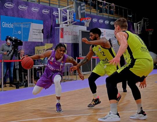 GSD zje123 Saison 2020 21 Easy credit Basketball Bundesliga BG Göttingen - medi bayreuth Göttingens Deishuan Booker (am Ball) gegen Bayreuths Lazeric Jones und Andreas Seiferth (rechts)