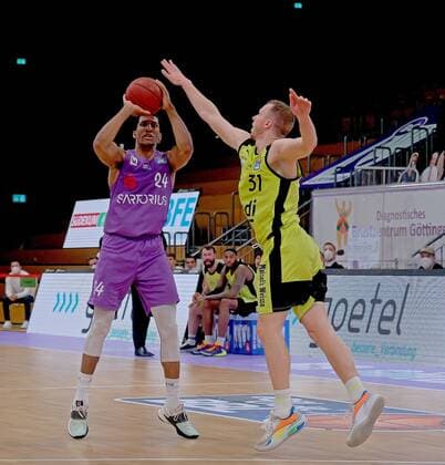 GSD zje123 Saison 2020 21 Easy credit Basketball Bundesliga BG Göttingen - medi bayreuth Göttingens Aubrey Dawkins (am Ball) gegen Bayreuths Osvaldas Olisevicius
