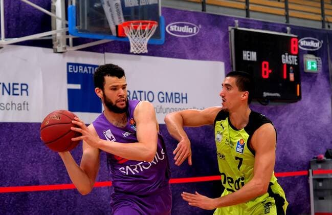 GSD zje123 Saison 2020 21 Easy credit Basketball Bundesliga BG Göttingen - medi bayreuth Göttingens Luke Nelson (am Ball) gegen Bayreuths Philip Jalalpoor