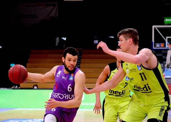 GSD zje123 Saison 2020 21 Easy credit Basketball Bundesliga BG Göttingen - medi bayreuth Göttingens Luke Nelson (am Ball) gegen Bayreuths Andreas Seiferth