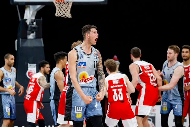 Jubel 15 Bogdan Radosavljevic (HAKRO Merlins Crailsheim) nach Dreier zum 68:75 Brose Bamberg - HAKRO Merlins Crailsheim - easyCredit-BBL - Basketball Bundesliga - Basketball Saison 2020 21 - 34. Spieltag, 09.05.2021 Bamberg, Brose Arena Copyright: DanielxLöb
