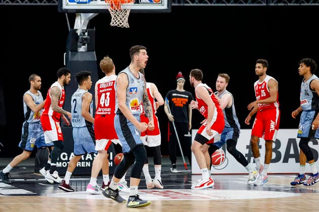 Sport Bilder des Tages Jubel 15 Bogdan Radosavljevic (HAKRO Merlins Crailsheim) nach Dreier zum 68:75 Brose Bamberg - HAKRO Merlins Crailsheim - easyCredit-BBL - Basketball Bundesliga - Basketball Saison 2020 21 - 34. Spieltag, 09.05.2021 Bamberg, Brose Arena Copyright: DanielxLöb