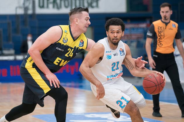 Syntainics MBC - EWE Baskets Oldenburg, Basketball, Bundesliga, Maenner, 2020 2021, 34. Spieltag, 09.05.2021, v.l.: Rasid Mahalbasic (Oldenburg, 24), Quinton Hooker (MBC, 21). Syntainics MBC - EWE Baskets Oldenburg, Basketball, Bundesliga, Maenner, 2020 2021, 34. Spieltag, 09.05.2021, Weissenfels
