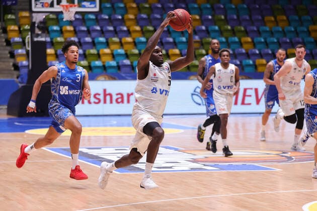 Fraport Skyliners - Hamburg Towers, easyCredit BBL Osaro Jürgen Rich Igbeneweka (Hamburg Towers, 6), verfolgt on Maximilian Begue (Fraport Skyliners, 3). Basketball-Spiel der easyCredit BBL zwischen den Fraport Skyliners und den Hamburg Towers am 9. Mai 2021 in der Fraport-Arena in Frankfurt am Main., Frankfurt am Main Hessen Deutschland Fraport-Arena