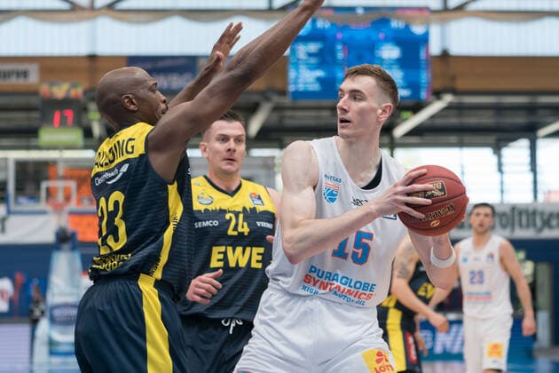 Syntainics MBC - EWE Baskets Oldenburg, Basketball, Bundesliga, Maenner, 2020 2021, 34. Spieltag, 09.05.2021, v.l.: Rickey Paulding (Oldenburg,23), Rasid Mahalbasic (Oldenburg, 24), Philipp Hartwich (MBC, 12). Syntainics MBC - EWE Baskets Oldenburg, Basketball, Bundesliga, Maenner, 2020 2021, 34. Spieltag, 09.05.2021, Weissenfels
