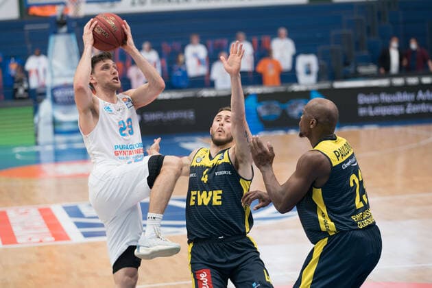 Syntainics MBC - EWE Baskets Oldenburg, Basketball, Bundesliga, Maenner, 2020 2021, 34. Spieltag, 09.05.2021, v.l.: Michal Michalak (MBC, 23), Keith Hornsby (Oldenburg, 4), Rickey Paulding (Oldenburg,23). Syntainics MBC - EWE Baskets Oldenburg, Basketball, Bundesliga, Maenner, 2020 2021, 34. Spieltag, 09.05.2021, Weissenfels