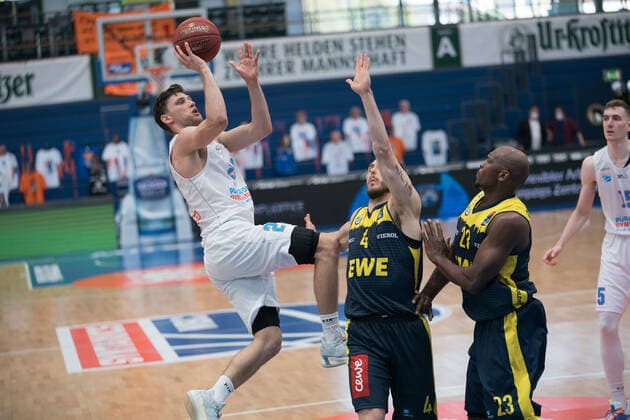 Syntainics MBC - EWE Baskets Oldenburg, Basketball, Bundesliga, Maenner, 2020 2021, 34. Spieltag, 09.05.2021, v.l.: Michal Michalak (MBC, 23), Keith Hornsby (Oldenburg, 4), Rickey Paulding (Oldenburg,23). Syntainics MBC - EWE Baskets Oldenburg, Basketball, Bundesliga, Maenner, 2020 2021, 34. Spieltag, 09.05.2021, Weissenfels