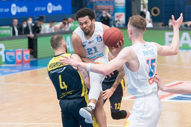 Syntainics MBC - EWE Baskets Oldenburg, Basketball, Bundesliga, Maenner, 2020 2021, 34. Spieltag, 09.05.2021, v.l.: Keith Hornsby (Oldenburg, 4), Quinton Hooker (MBC, 21), Philipp Hartwich (MBC, 15). Syntainics MBC - EWE Baskets Oldenburg, Basketball, Bundesliga, Maenner, 2020 2021, 34. Spieltag, 09.05.2021, Weissenfels