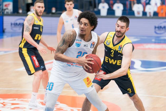 Syntainics MBC - EWE Baskets Oldenburg, Basketball, Bundesliga, Maenner, 2020 2021, 34. Spieltag, 09.05.2021, v.l.: Deron Washington (MBC, 20), Braydon Hobbs (Oldenburg, 3). Syntainics MBC - EWE Baskets Oldenburg, Basketball, Bundesliga, Maenner, 2020 2021, 34. Spieltag, 09.05.2021, Weissenfels
