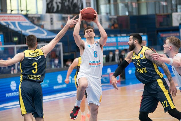 Syntainics MBC - EWE Baskets Oldenburg, Basketball, Bundesliga, Maenner, 2020 2021, 34. Spieltag, 09.05.2021, v.l.: Braydon Hobbs (Oldenburg, 3), Marko Krstanovic (MBC, 6), Martin Breunig (Oldenburg, 12). Syntainics MBC - EWE Baskets Oldenburg, Basketball, Bundesliga, Maenner, 2020 2021, 34. Spieltag, 09.05.2021, Weissenfels