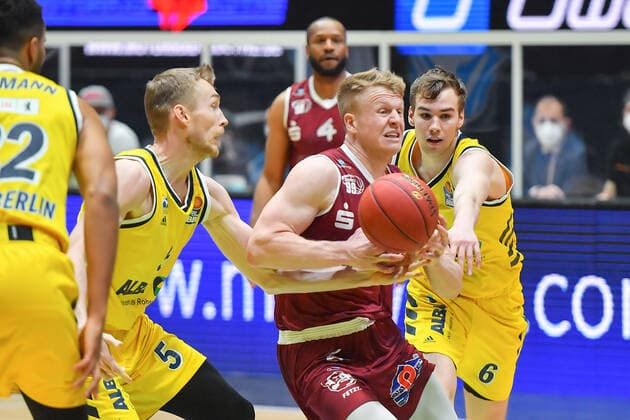 Chemnitz, Deutschland 09. Mai 2021: 1. BBL - 2020 2021 - Niners Chemnitz vs. Alba Berlin v. li. im Zweikampf Niels Giffey (Berlin), Luis Figge (Chemnitz) und Malte Delow (Berlin) Messe Chemnitz Sachsen Copyright: xFotostandx xDostmannx