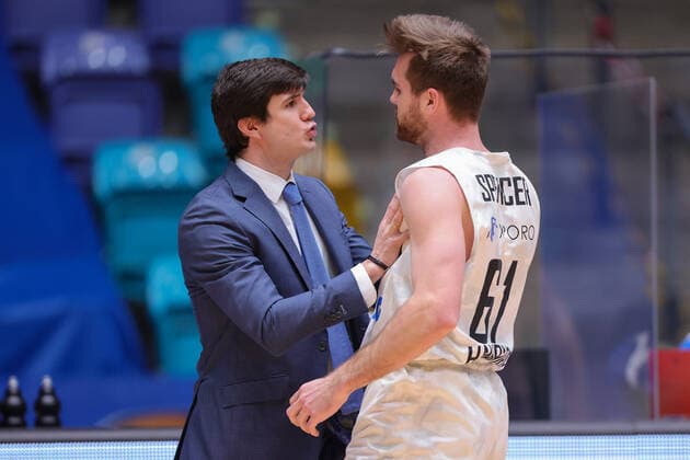 Fraport Skyliners - Hamburg Towers, easyCredit BBL Cheftrainer Pedro Calles (Hamburg Towers) versucht den aufgebrachten Patrick Spencer (Hamburg Towers, 61) zu beruhigen. Basketball-Spiel der easyCredit BBL zwischen den Fraport Skyliners und den Hamburg Towers am 9. Mai 2021 in der Fraport-Arena in Frankfurt am Main., Frankfurt am Main Hessen Deutschland Fraport-Arena
