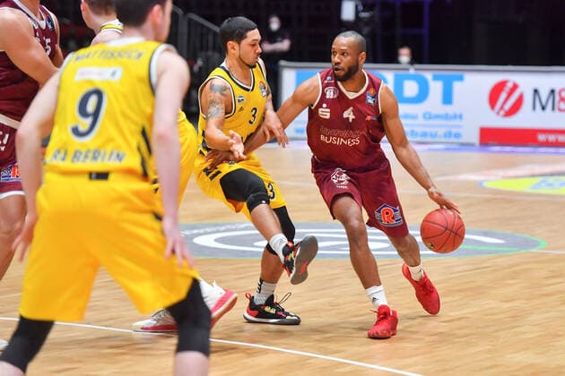 Chemnitz, Deutschland 09. Mai 2021: 1. BBL - 2020 2021 - Niners Chemnitz vs. Alba Berlin v. li. im Zweikampf Peyton Siva (Berlin) und Virgil Matthews (Chemnitz) Messe Chemnitz Sachsen Copyright: xFotostandx xDostmannx