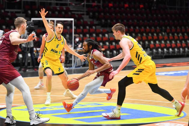Sport Themen der Woche KW18 Sport Bilder des Tages Chemnitz, Deutschland 09. Mai 2021: 1. BBL - 2020 2021 - Niners Chemnitz vs. Alba Berlin v. li. im Zweikampf Marcus Eriksson (Berlin), Marcus Thornton (Chemnitz) und Ben Lammers (Berlin) Messe Chemnitz Sachsen Copyright: xFotostandx xDostmannx