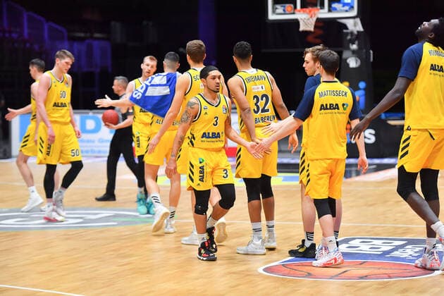 Chemnitz, Deutschland 09. Mai 2021: 1. BBL - 2020 2021 - Niners Chemnitz vs. Alba Berlin Abklatschen der Spieler von Alba Berlin nach dem Schlusspfiff Messe Chemnitz Sachsen Copyright: xFotostandx xDostmannx