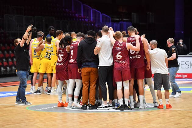 Chemnitz, Deutschland 09. Mai 2021: 1. BBL - 2020 2021 - Niners Chemnitz vs. Alba Berlin Spieler beider Mannschaften bilden einen Mannschaftskreis nach dem Schlusspfiff Messe Chemnitz Sachsen Copyright: xFotostandx xDostmannx