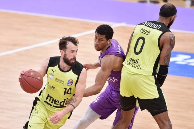 Bastian Doreth (medi bayreuth) (am Ball), Aubrey Dawkins (BG Goettingen), Dererk Pardon (medi bayreuth) (R) , Basketball, Bundesliga, BBL, BG Goettingen - medi bayreuth, 09.05.2021, BG Goettingen - medi bayreuth, Basketball, Bundesliga, GER, BBL, 09.05.2021 Goettingen Copyright: xEibner-Pressefotox-xRolandxSippelx