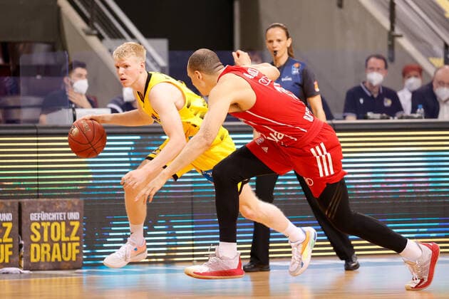 Ludwigsburg , Basketball easyCredit BBL Bundesliga , MHP RIESEN Ludwigsburg vs. Bayern München , v.l. Jacob Patrick (Riesen) Robin Amaize (Bayern)