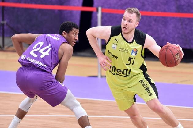 Osvaldas Olisevicius (medi bayreuth) (am Ball), Aubrey Dawkins (BG Goettingen) (L) , Basketball, Bundesliga, BBL, BG Goettingen - medi bayreuth, 09.05.2021, BG Goettingen - medi bayreuth, Basketball, Bundesliga, GER, BBL, 09.05.2021 Goettingen Copyright: xEibner-Pressefotox-xRolandxSippelx