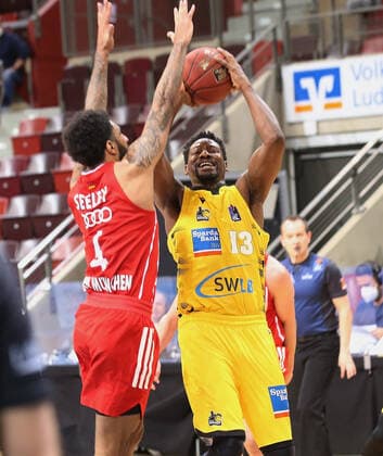 V.li. Dennis Jerome Seley (Bayern), Yorman Polas Bartolo (Riesen) . MHP Riesen Ludwigsburg vs. Bayern München . Basketball-Bundesliga 2020-2021. Ludwigsburg , GER, 02.05.2021,