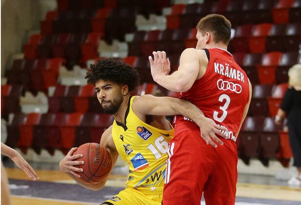 Ludwigsburg , Basketball easyCredit BBL Bundesliga , MHP RIESEN Ludwigsburg vs. Bayern München , von links: Tyreese Blunt ( Riesen ) David Krämer ( Bayern )