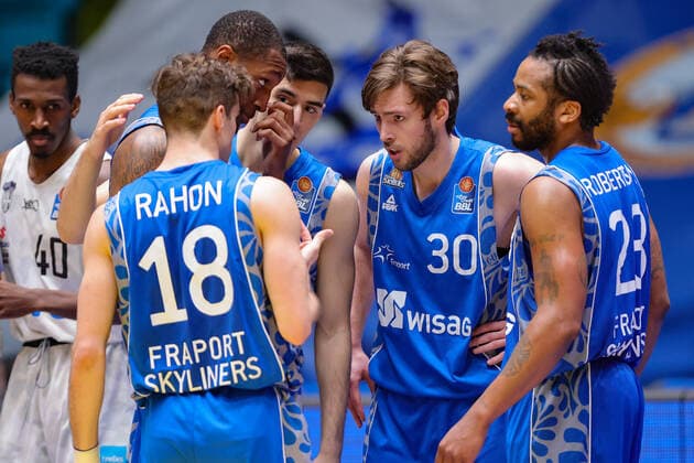 Fraport Skyliners - Hamburg Towers, easyCredit BBL Besprechung der Taktik für den nächsten Spielzug. Joe Rahon (Fraport Skyliners, 18), Kamari Murphy (Fraport Skyliners, 21), Bruno Vrcic (Fraport Skyliners, 7), Jon Axel Gudmundsson (Fraport Skyliners, 30) und Quantez Robertson (Fraport Skyliners, 23). Basketball-Spiel der easyCredit BBL zwischen den Fraport Skyliners und den Hamburg Towers am 9. Mai 2021 in der Fraport-Arena in Frankfurt am Main., Frankfurt am Main Hessen Deutschland Fraport-Arena