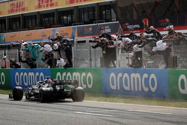 British driver Lewis Hamilton of Mercedes celebrates his victory in the Spain s Formula One Grand Prix at Barcelona-Catalunya racetrack in Montmelo, Barcelona, nort-eastern Spain, 09 May 2021. Spain s Formula One Grand Prix !ACHTUNG: NUR REDAKTIONELLE NUTZUNG!  Copyright: xAlejandroxGarcíax GRAFCAT2943 20210509-637561767243479455