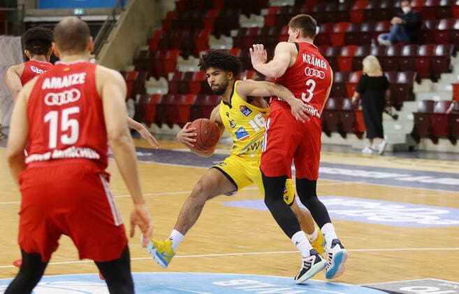 Ludwigsburg , Basketball easyCredit BBL Bundesliga , MHP RIESEN Ludwigsburg vs. Bayern München , von links: Tyreese Blunt ( Riesen ) David Krämer ( Bayern )