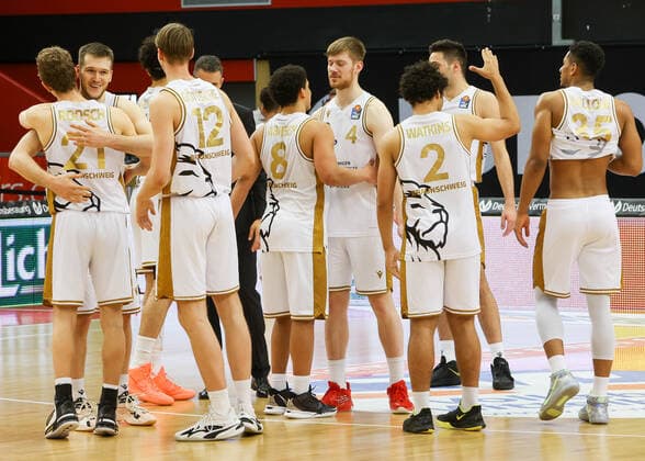 Sport Bilder des Tages Saisonende fuer dieLoewen, nach schlusspfiff in Giessen, JobStairs GIESSEN 46ers vs Loewen Braunschweig, Basketball, Basketball Bundesliga, 34. Spieltag, 09.05.2021, JobStairs GIESSEN 46ers vs Loewen Braunschweig, Basketball, Basketball Bundesliga, 34. Spieltag, 09.05.2021, Foto: EIBNER Joerg Niebergall Giessen Copyright: xJoergxNiebergall Eibner-Pressefox EP_JNL